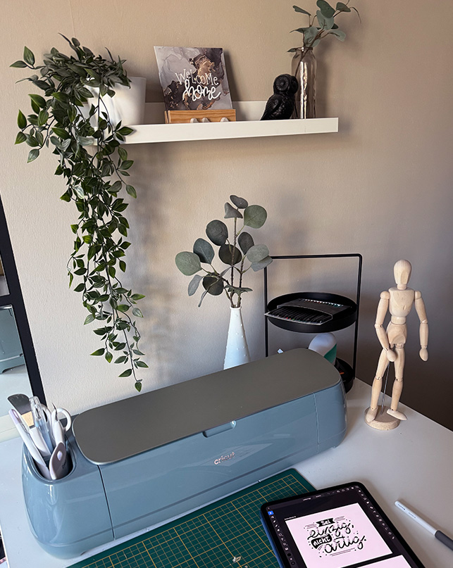 Plotter auf dem Tisch mit Designs